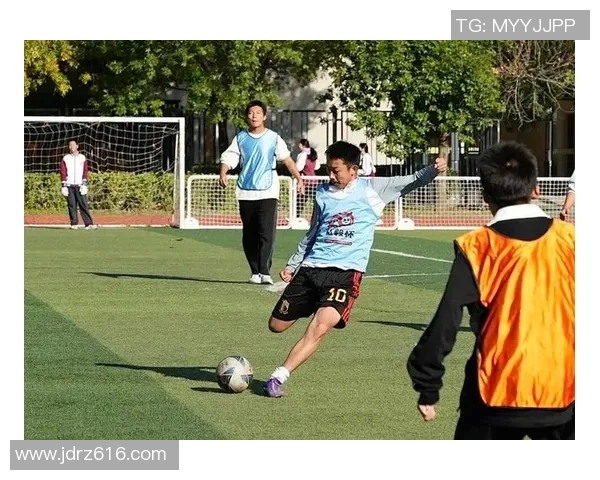 孩子们在阳光下尽情挥洒汗水与激情足球场上演绎梦想与友谊的精彩瞬间