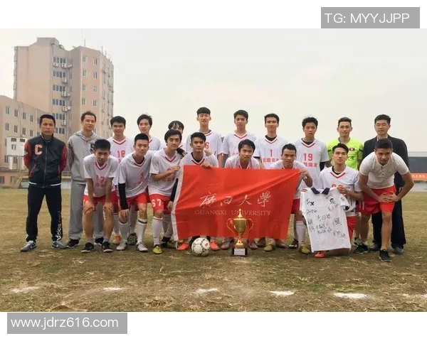 校队勇夺足球冠军展现青春风采与团队精神的辉煌时刻